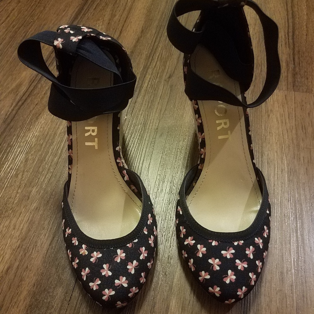 Report slide on navy elastic cross band wedge